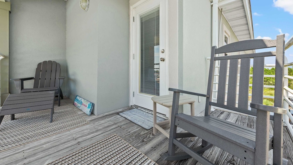 Cozy 3-bedroom Condo Comfy Living Space, Two Balconies, Outdoor Pool