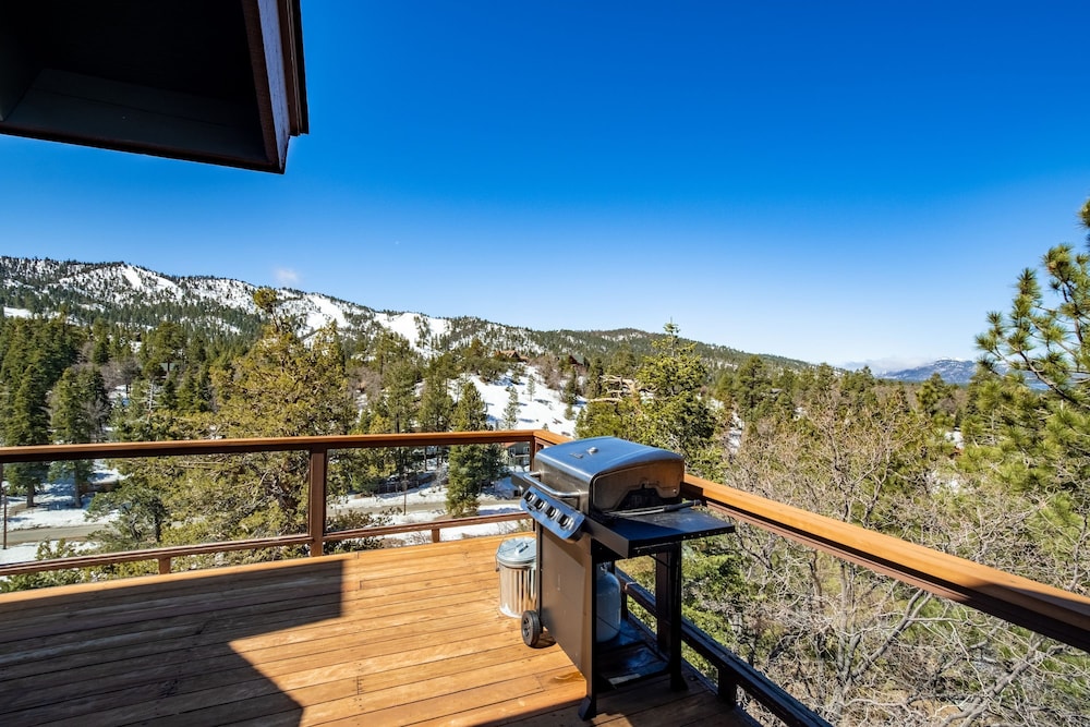Endless View Lodge by Avantstay Incredible Views Close To Bear Mountain Ski Resort w Hot Tub