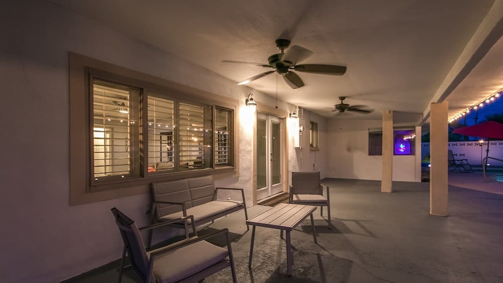 Modern Chic Old Town Scottsdale Home W/pool & Gym!
