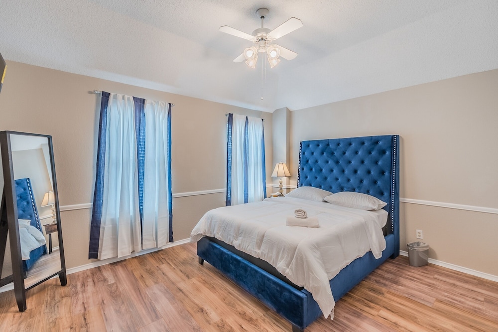 Discount Included! Stunning, Modern, Spacious Getaway Fits Any Group, 2 Game Rooms, Hot Tub 5 Bedroom Home by Redawning - Property Image 33