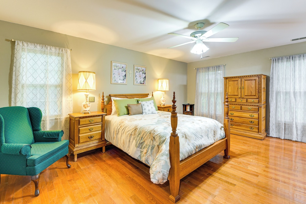 3 Mi to Historic Dtwn: Family Retreat in Beaufort!