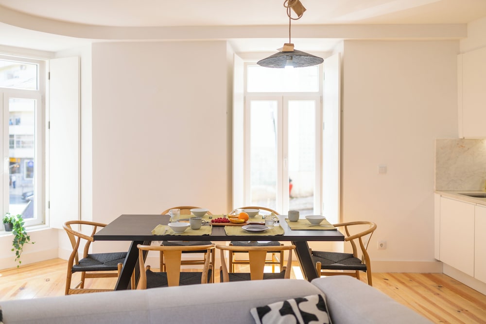 Sunny Lisbon Apartments by SoulPlaces