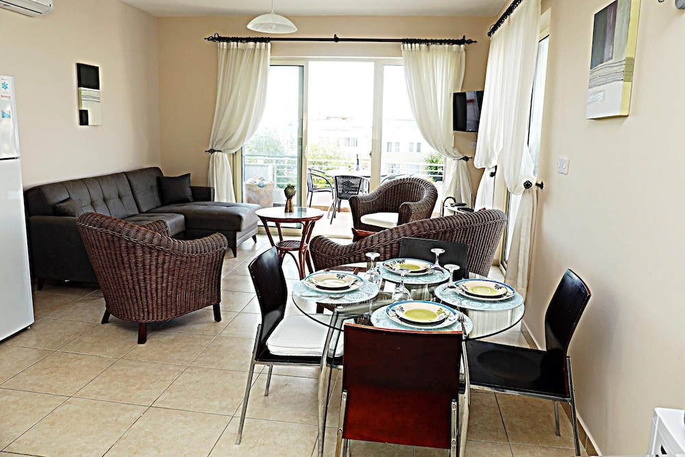Flat w Shared Pool and Balcony in Kyrenia