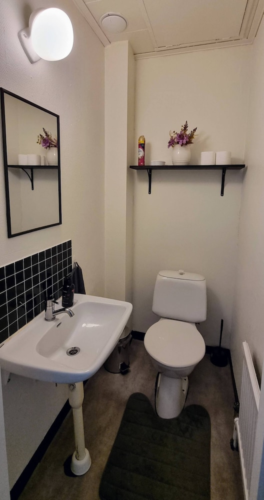 3BR Home Near Lake Vänern Covered Deck & BBQ