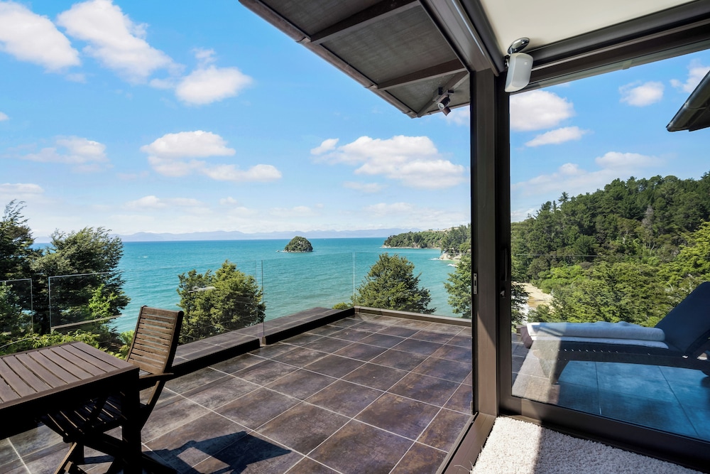 Oceanview Penthouse Suite & Beach Access