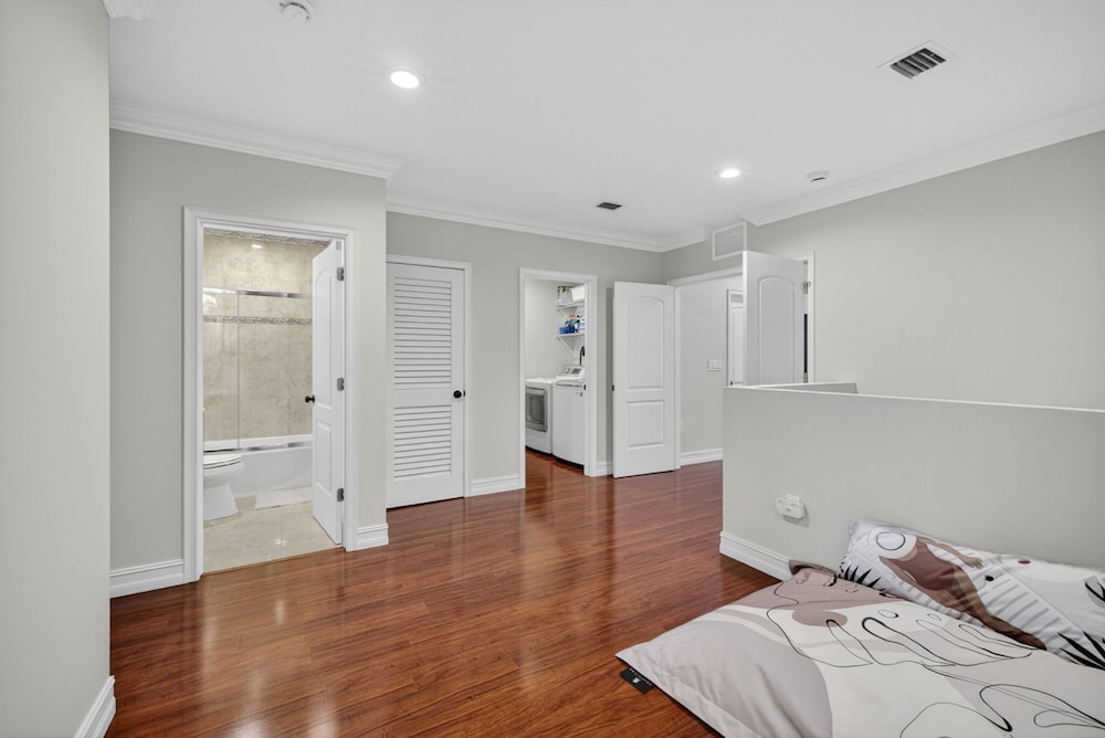 New Daisy Elegance Townhouse Steps From The Beach