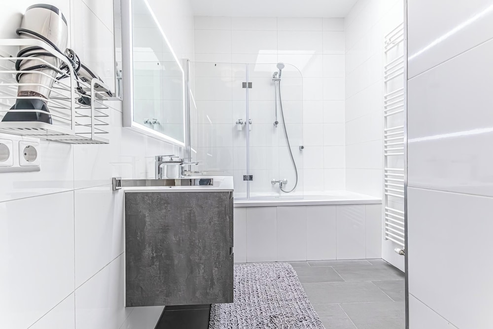 Luxury AC Balcony Apartment City Center