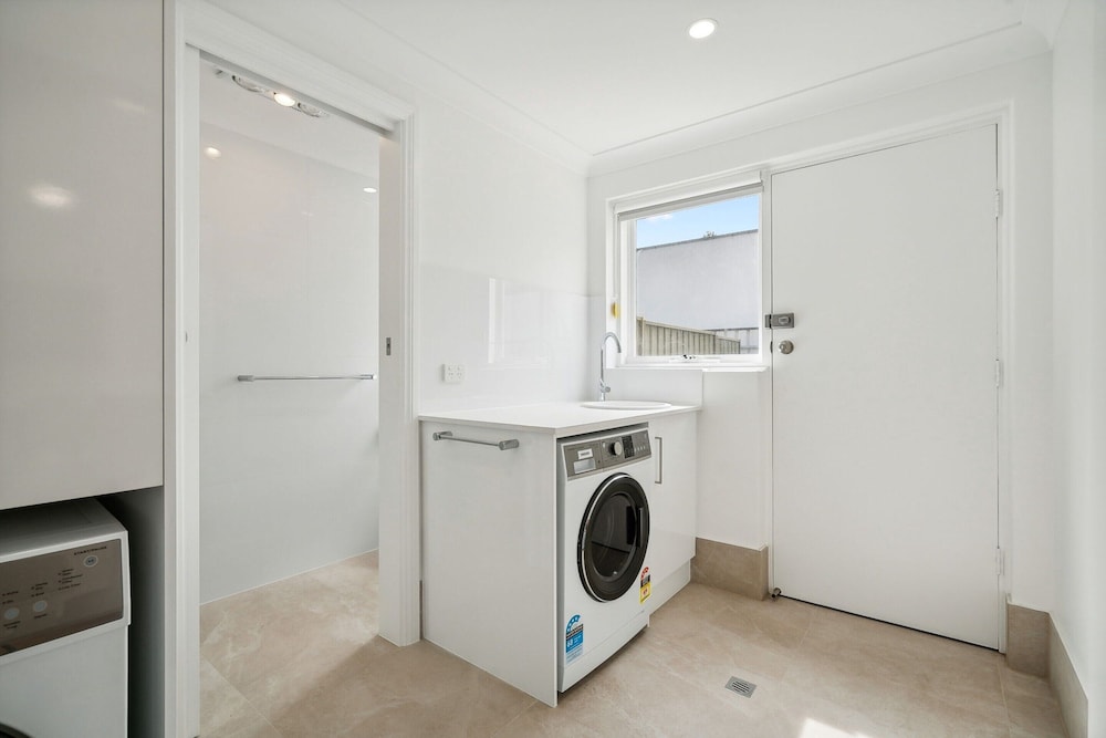 Coastal Luxury: 3-bed Townhouse 150m From Beach
