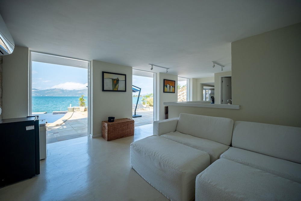 Angra - Mombaça | Mansão Espetacular Beira-Mar, 7 Suites - por Casapē Rio