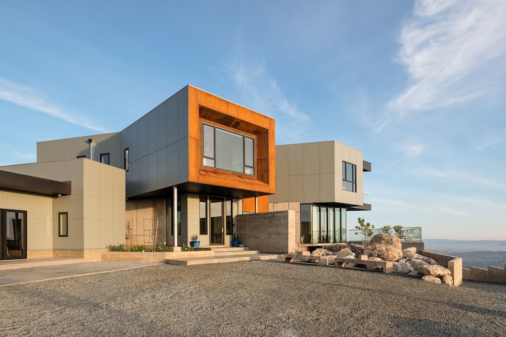 Belleza by Avantstay Hilltop Mansion w Pool Panoramic Views Ultra Modern Interior view 2