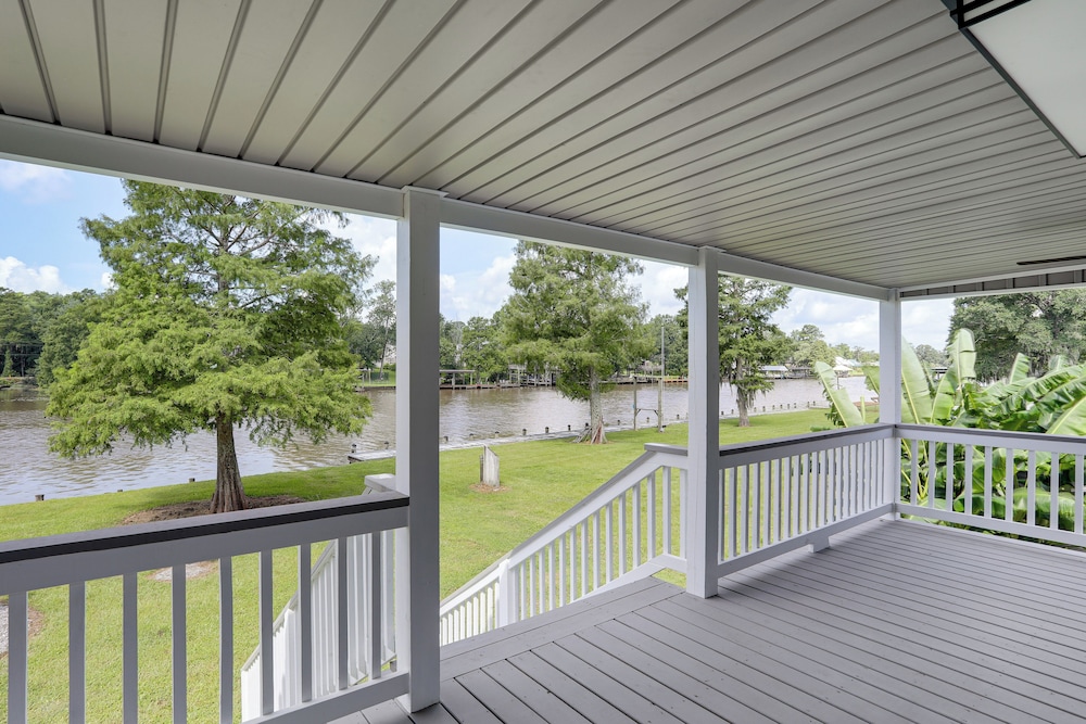 Riverfront Family Retreat w/ Yard in Saint Amant