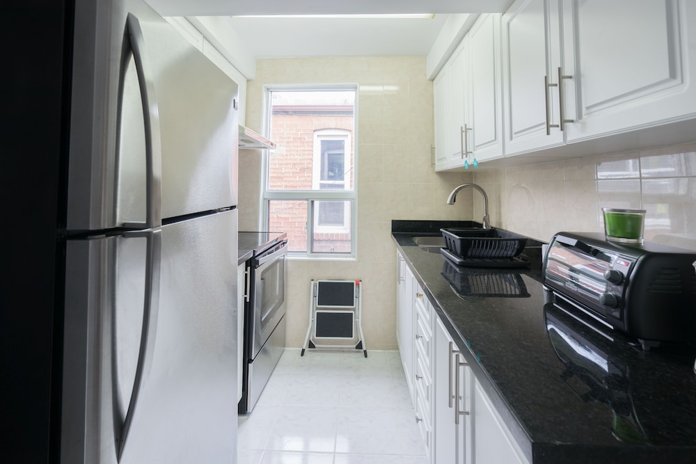 Applewood Suites - 4 BDRM King West-4