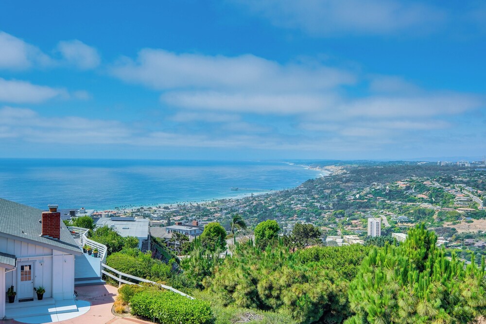 Pool & Coastline Views: Luxe La Jolla Home