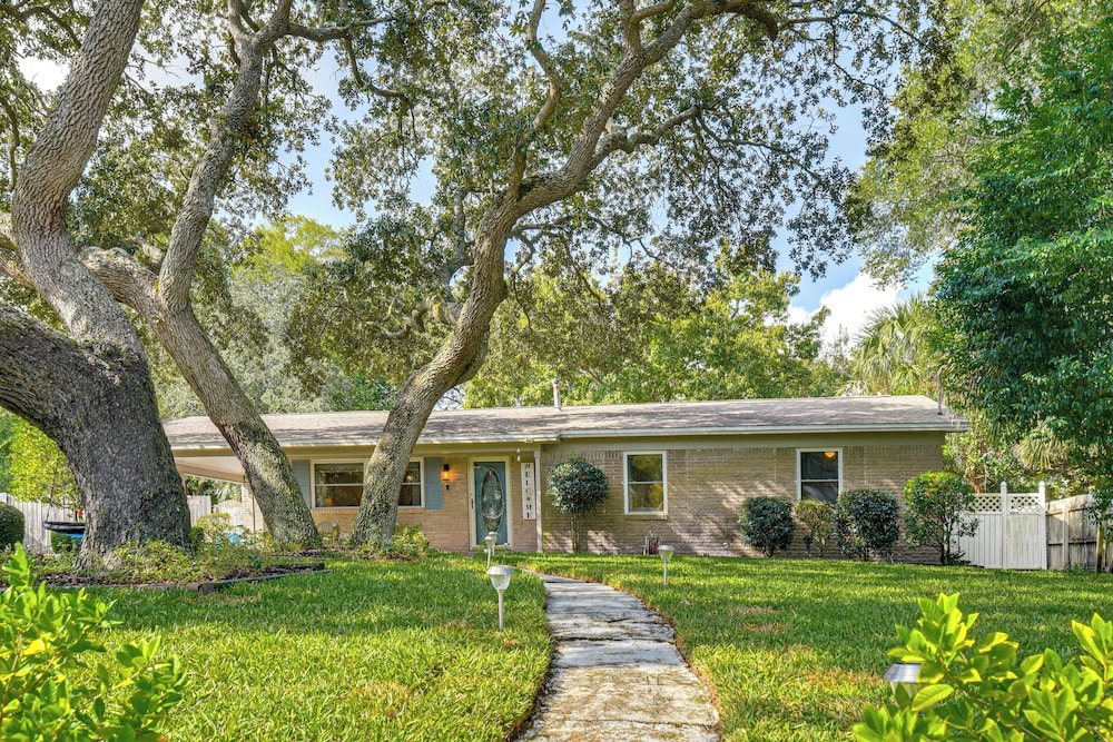Spacious Home w/ Hot Tub in Fort Walton Beach!