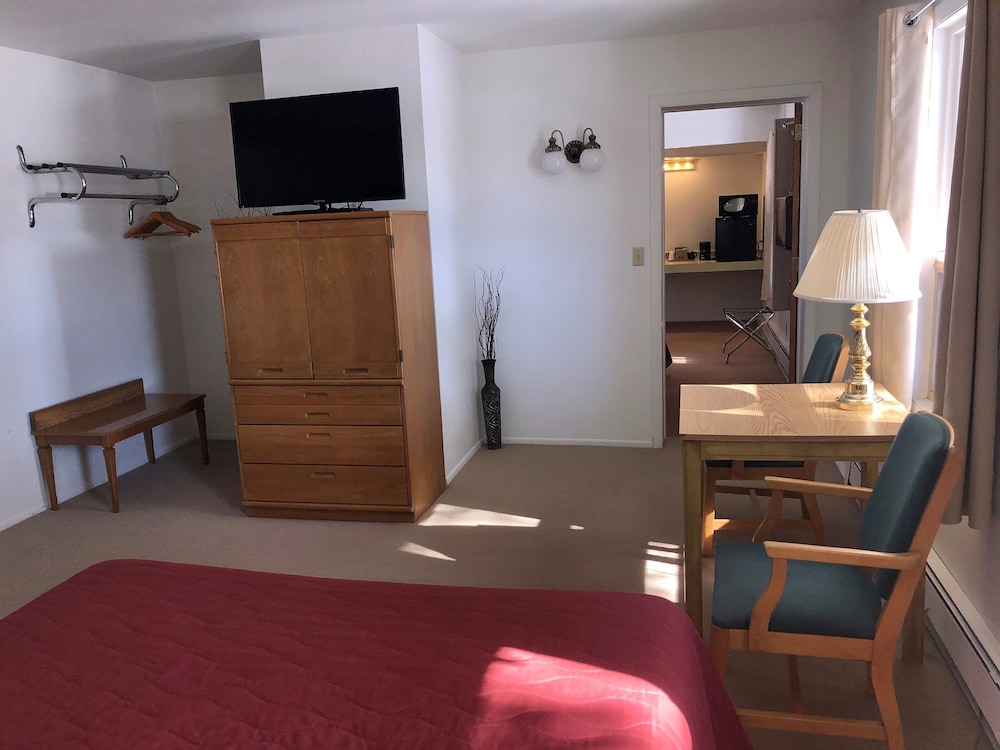 Budget Host Cloverland Motel