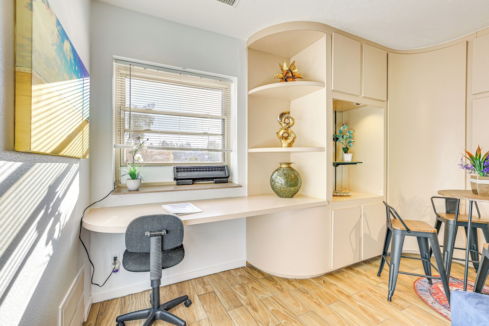 Shop, Golf & Hike: Modern Scottsdale Studio!