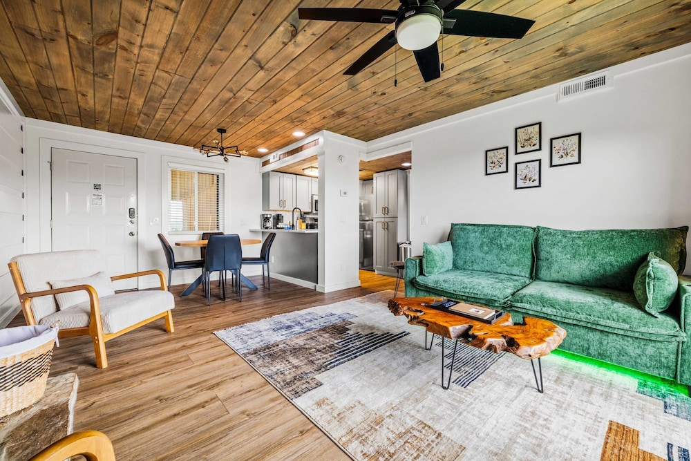 Gatlinburg Condo King Bed Pool Mountain Views