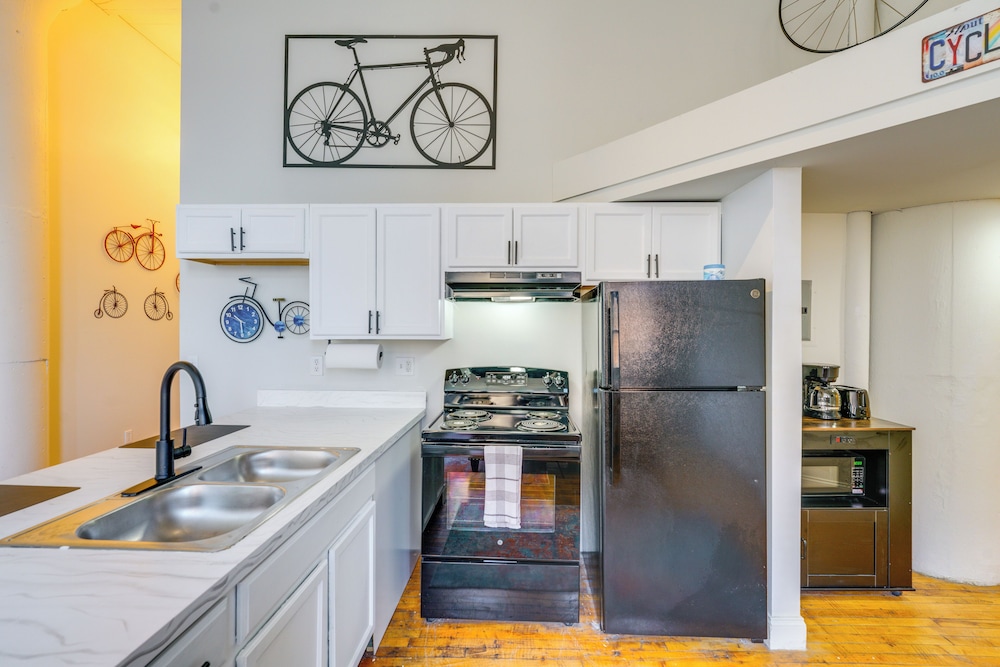 1 Mi to Dtwn! Riverside Corktown Loft on 2nd Floor