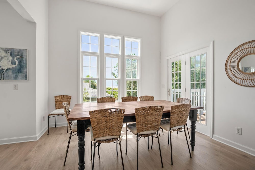 723 Seahorse Road - Newly Renovated, 5-bedroom Oceanside Home