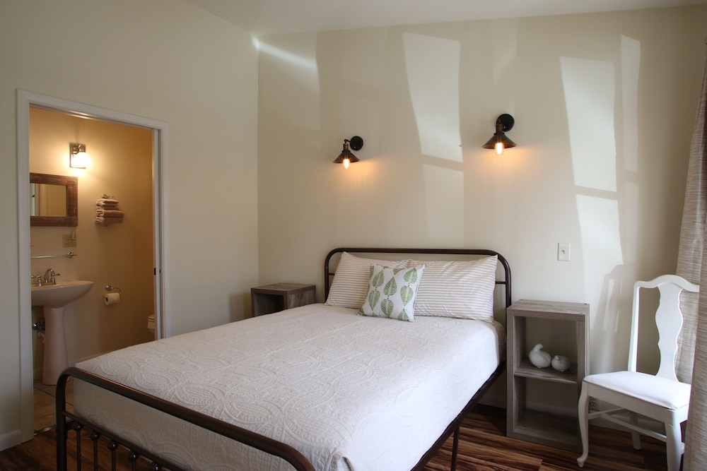 Eureka Springs Vacations - Tower House Inn - Property Image 15