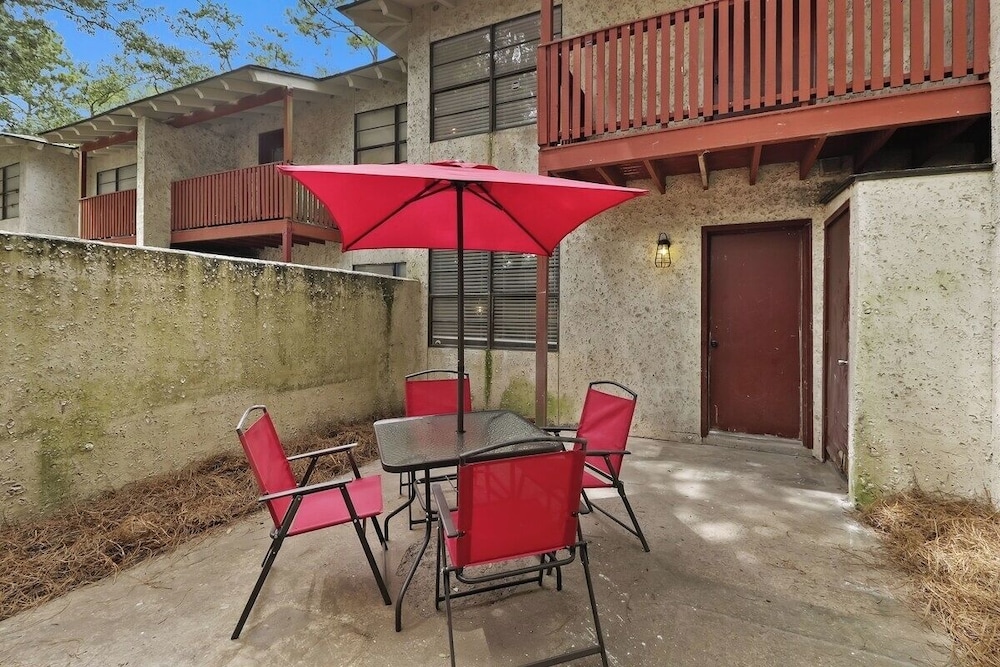 Cozy 2BR Hilton Head Townhome w/ Pool Access
