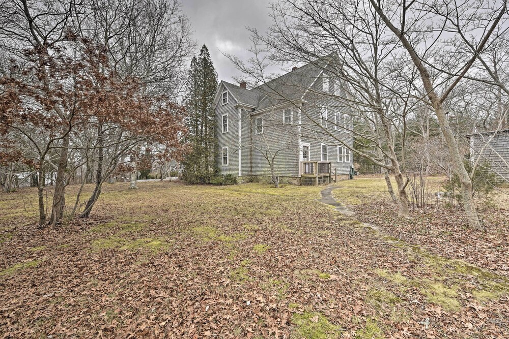 Easy Access to Beaches: Vineyard Haven House view 5