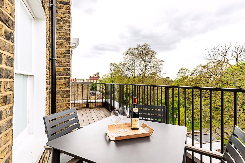 Light & Luxury Chelsea Apartment: Private Balcony!