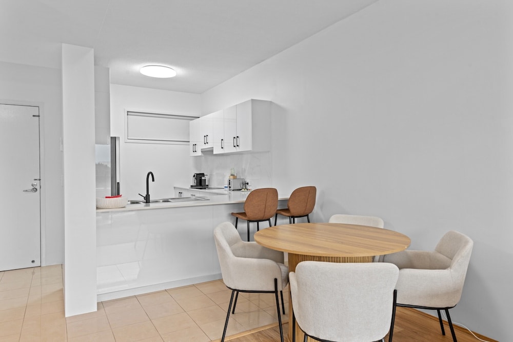 Modern Southbank Parklands Apartment Retreat