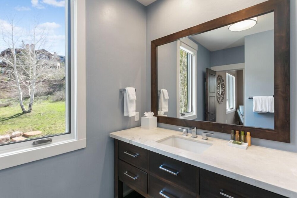2540 Queen Esther Dr - 5 Bedroom Home with Spa 5 Home