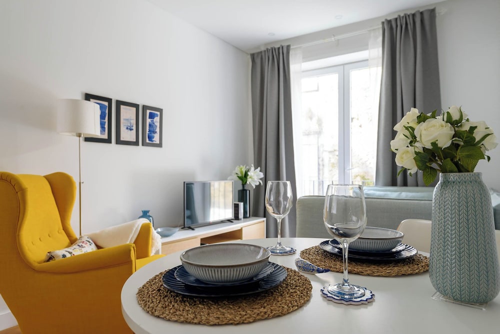 Almad3 Stylish Almada Hide-away