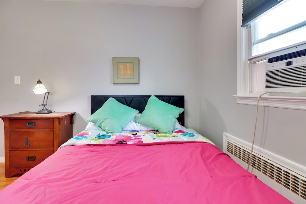 5 Mi to Dtwn Newark: Hillside Vacation Rental