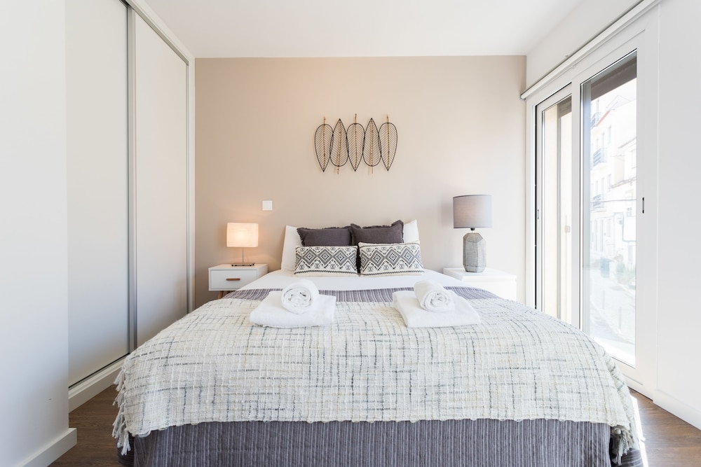 Alfama Lounge Three-Bedroom Apartment w/ River View and Parking - by LU Holidays
