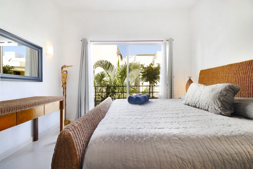 Large 2 Bedroom Penthouse Rooftop w Jacuzzi view 2
