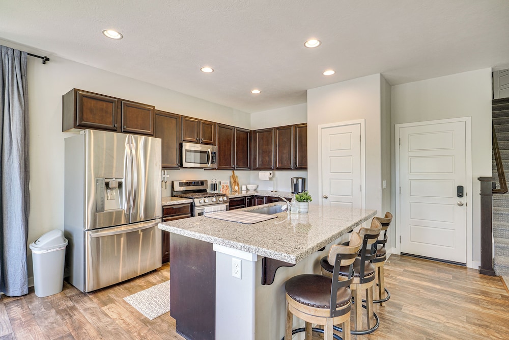 4 Mi to The District: Family Home w/ Tennis Access