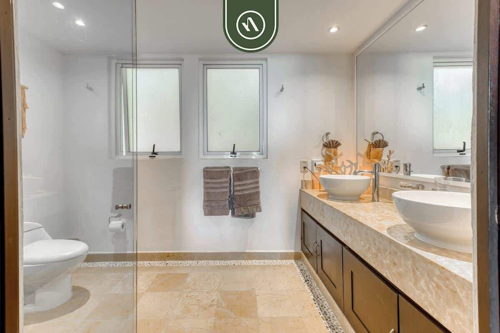 Amazing 3 BR Penthouse With Beachclub
