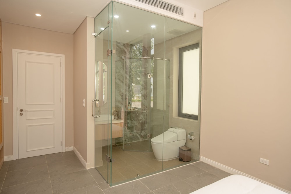 Solar LuxStay Villa - Long Beach