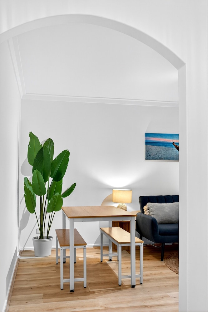 Bright 2-bed Unit Near Scarborough Beach