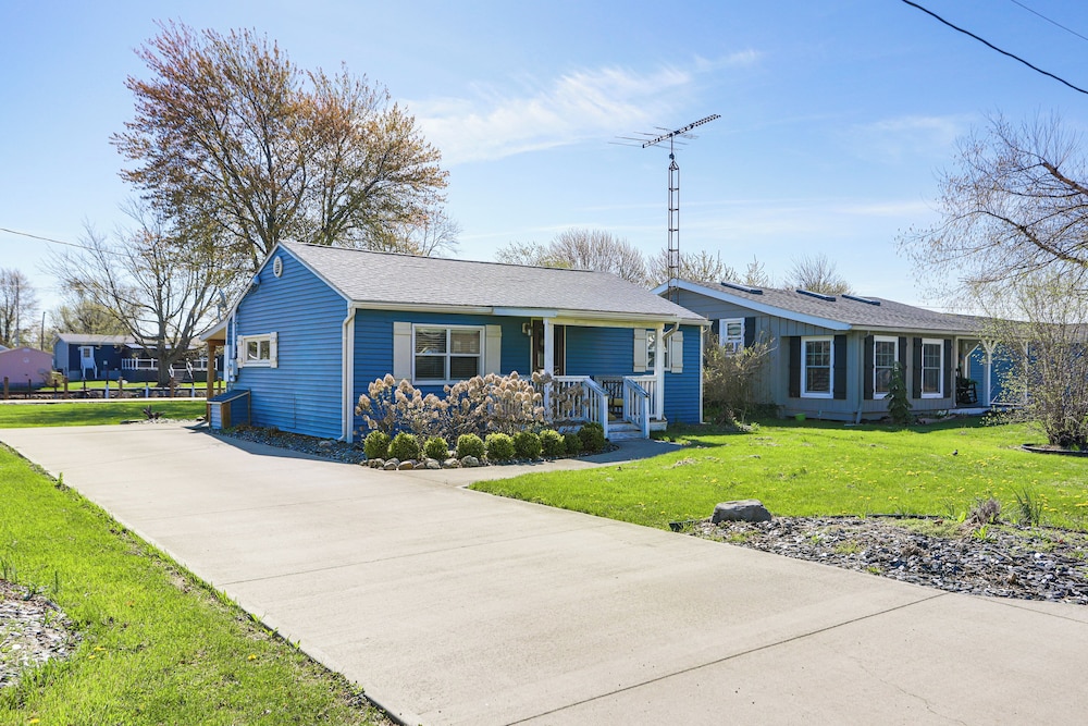Waterfront Port Clinton Cottage w/ Fire Pit!