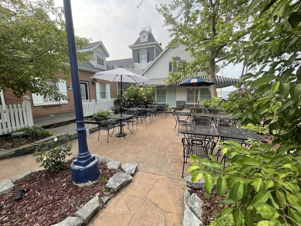 Harbour Square Suites