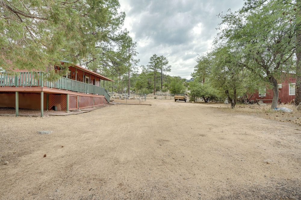 2 Mi to Arizona Christmas City! Cabin w/ Fireplace