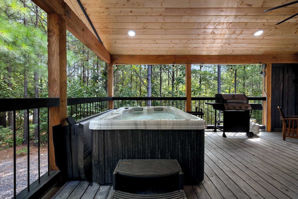 Whispering Retreat Sleeps 4