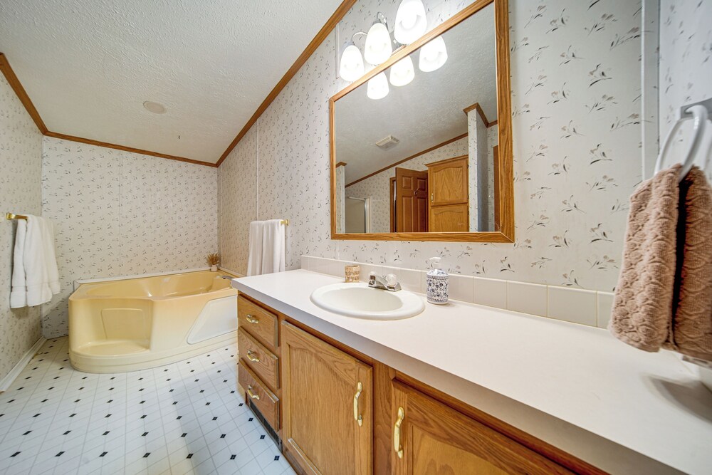 1 Mi to Lake Access: Erie Home w/ Private Backyard