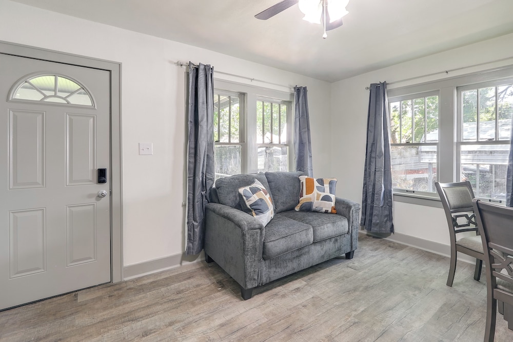 4 Mi to Dtwn: Charming Retreat in Wichita!