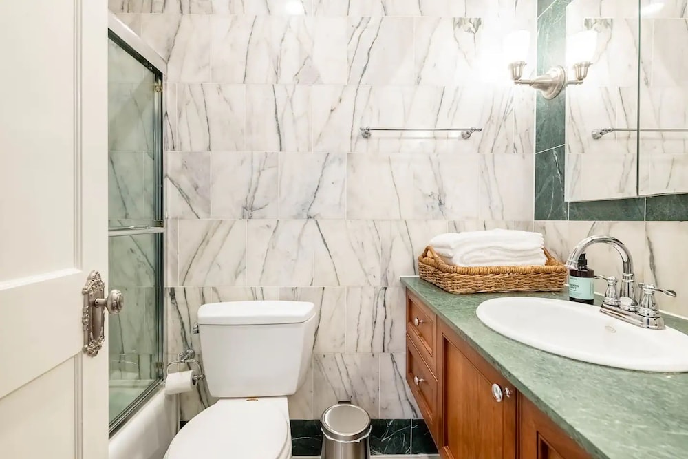 Lofty Bright Greenwich Getaway w Private Rooftop
