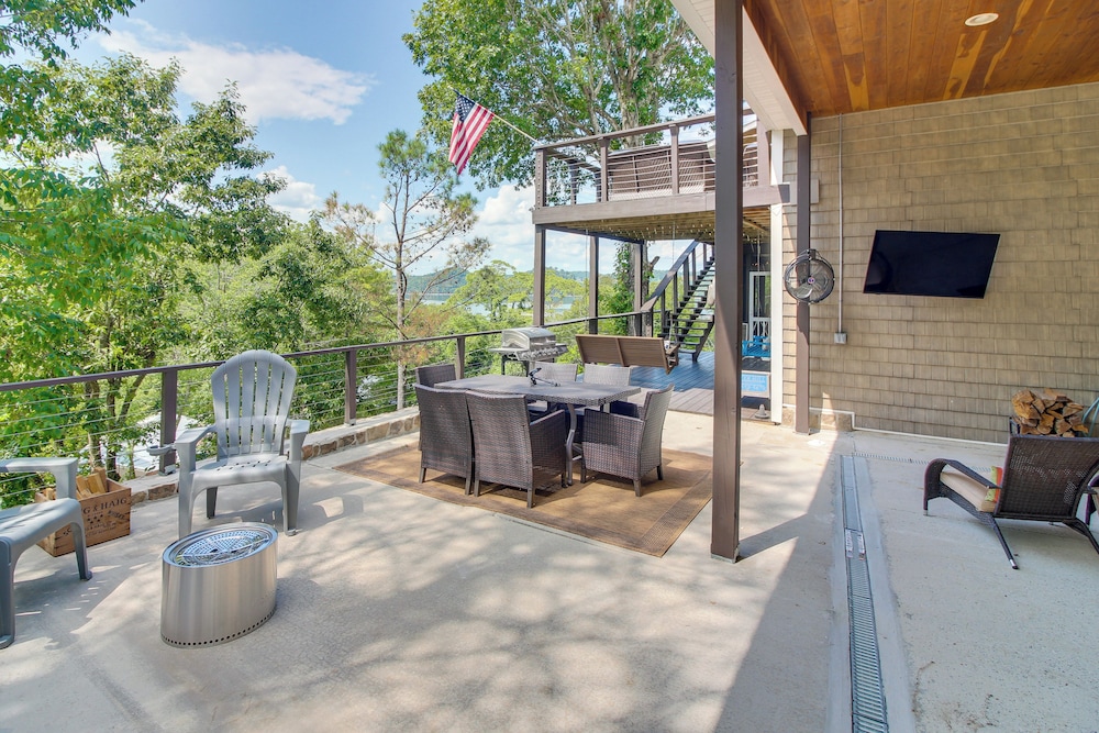 Walk to Marina: Center Hill Lake Family Home