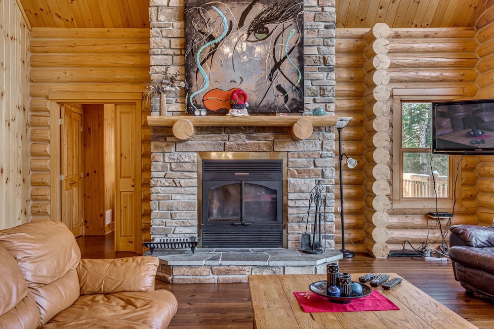 Grand Duc 74 - Gorgeous log Cottage With Private hot tub Heated Pool and Sauna