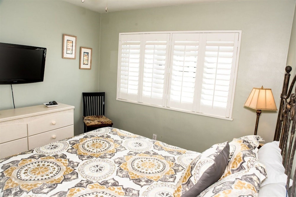 1 Bed Beach Bungalow #130 1 Bedroom Condo by RedAwning