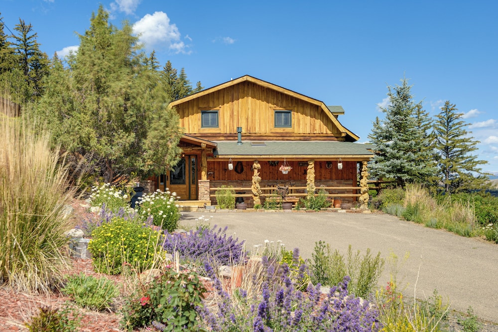Stunning Mountain Views: Spacious Cabin in Dubois!