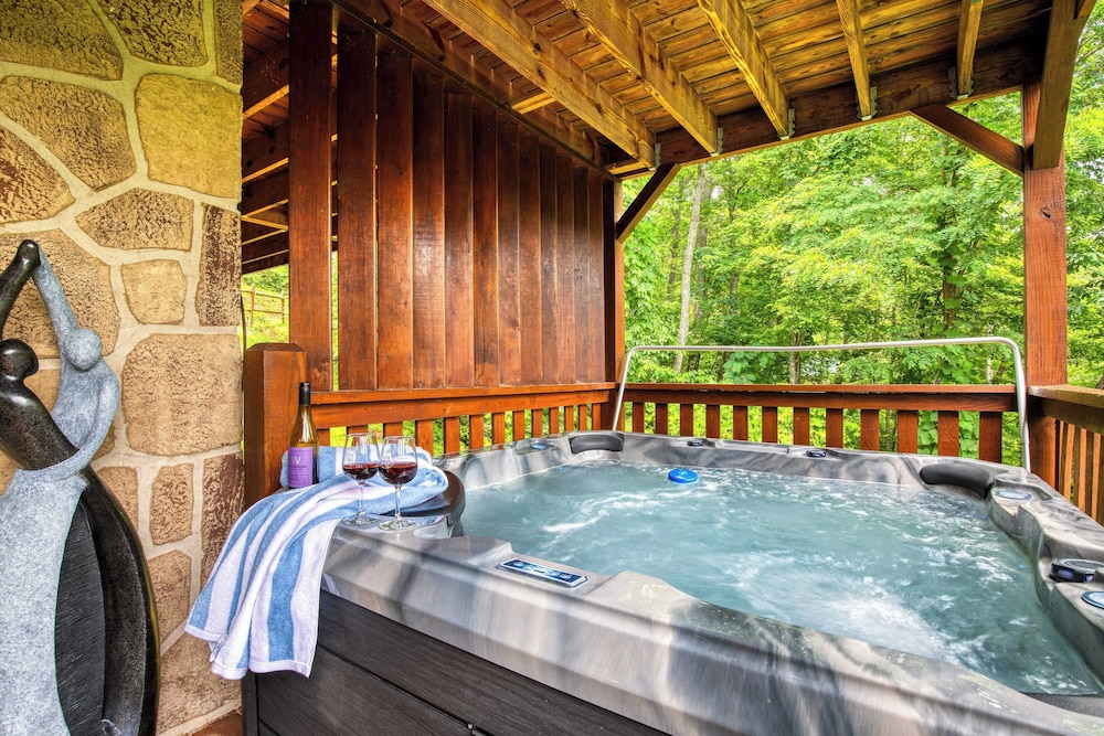 Triple Mountain View by Avantstay: Hot Tub, Game Room & Stunning Smoky Mountain Views