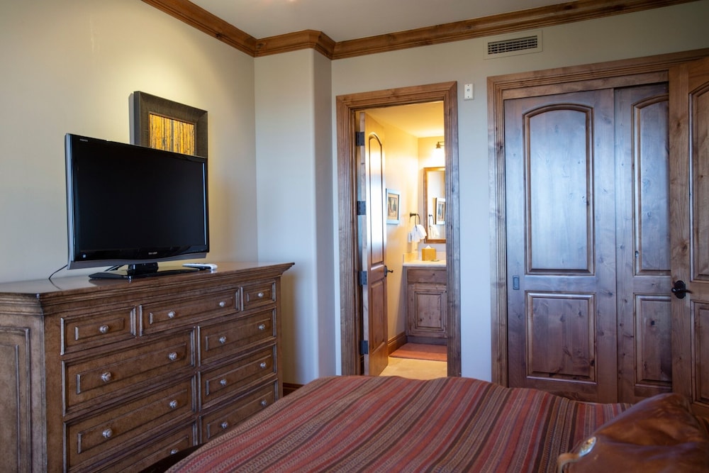 Grand Lodge - Three Bedroom #301 - Ski-in/ski-out 3 Condo